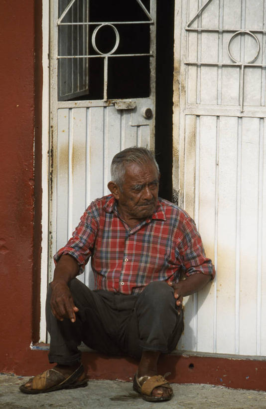 成年人,老年人,一个人,坐,竖图,室外,门,城市,墨西哥,仅一个男性,仅一个人,门口,红色,仅一个老年男性,摄影,北美,拉丁美洲,普埃布拉州,悲哀,老年男性,男人,男性,彩图