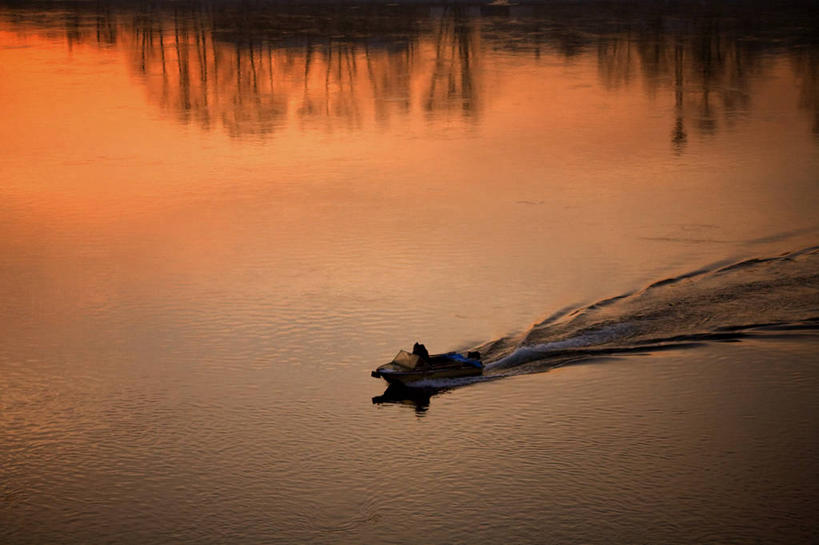 无人,横图,室外,河流,日落,水,船,欧洲,俄罗斯,亚洲,反射,树,黄昏,橙色,摄影,西伯利亚,俄联邦,俄罗斯联邦,伊尔库茨克,伊尔库茨克州,东西伯利亚,彩图,旅行,独联体