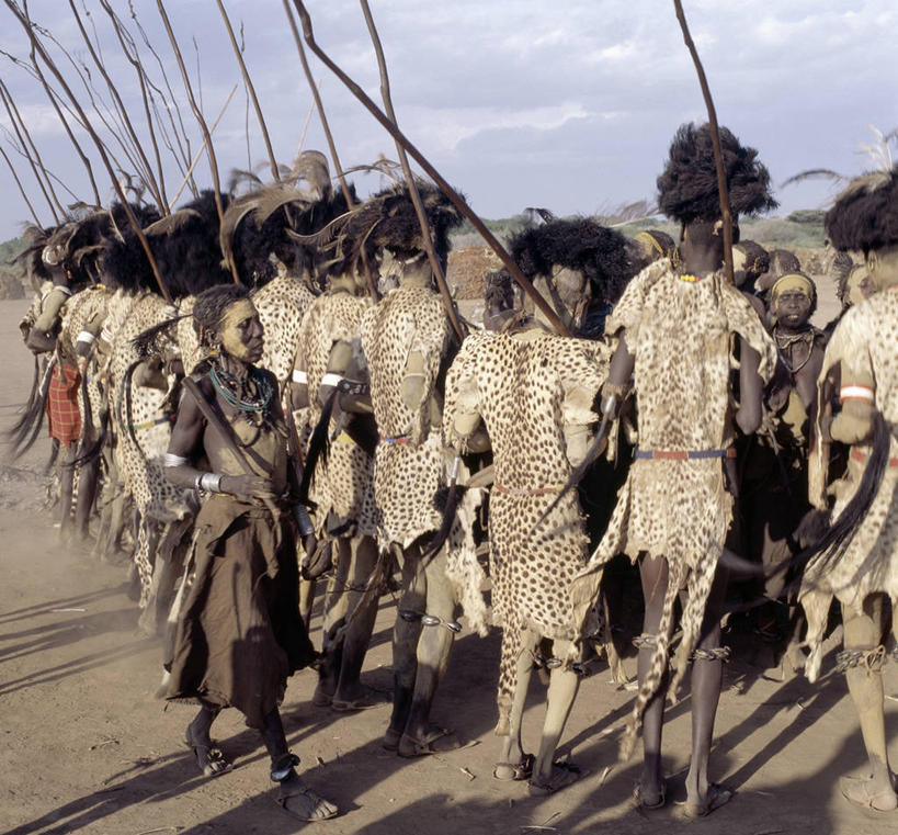 成年人,人群,横图,室外,生产线,珠宝,非洲,埃塞俄比亚,花纹,庆祝,装饰,纹路,纹理,皮革,豹纹,人体,摄影,皮肤,典礼,非洲文化,肌理,男人,女人,彩图,传统服装,舞蹈,传统文化