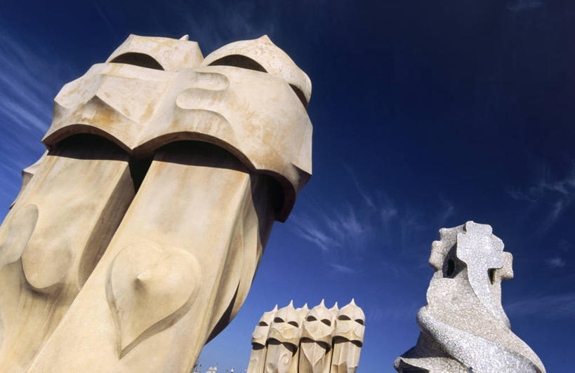 无人,工程师,建筑师,横图,烟囱,城市,建筑,雕塑,西班牙,欧洲,巴塞罗那,艺术,屋顶,地形,公寓,现代,蓝色,风景,天空,地标建筑,个性,摄影,文学,加泰隆尼亚,采石场,格拉西亚大道,管理,建筑工程师,设计,彩图,旅行,画则师,图则师,则师,评估,人员,联合国教科文组织,超现实主义,流派,艺术流派,安东尼奥.高迪,高迪