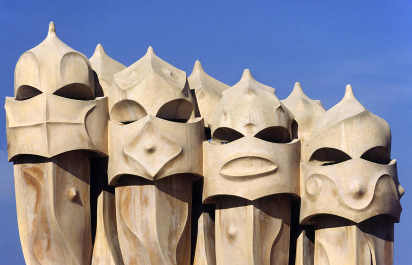 无人,工程师,建筑师,横图,烟囱,城市,建筑,雕塑,西班牙,欧洲,巴塞罗那,艺术,屋顶,地形,公寓,现代,风景,地标建筑,个性,摄影,文学,加泰隆尼亚,采石场,格拉西亚大道,管理,建筑工程师,设计,彩图,旅行,画则师,图则师,则师,评估,人员,联合国教科文组织,超现实主义,流派,艺术流派,安东尼奥.高迪,高迪