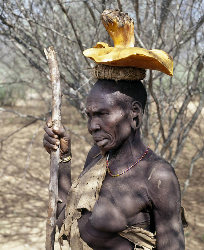 成年人,秃头,一个人,竖图,室外,珠宝,非洲,埃塞俄比亚,仅一个女性,伸展,装饰,符号,皮革,人体,摄影,手镯,粘土,肖像,非洲文化,唇盘,女人,非洲人,光头,无发,彩图,传统服装,传统文化,光头党