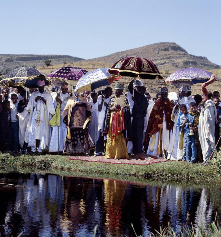 人群,横图,彩色,室外,河流,非洲,埃塞俄比亚,节日,庆祝,会议,长袍,十字架,河岸,摄影,宗教,五颜六色,明亮,色彩斑斓,仪式,基督教,宗教建筑,集会,典礼,五彩缤纷,群众,非洲文化,圣乔治,五彩斑斓,五光十色,神父,彩图,传统文化,顿悟,约旦河,约柜