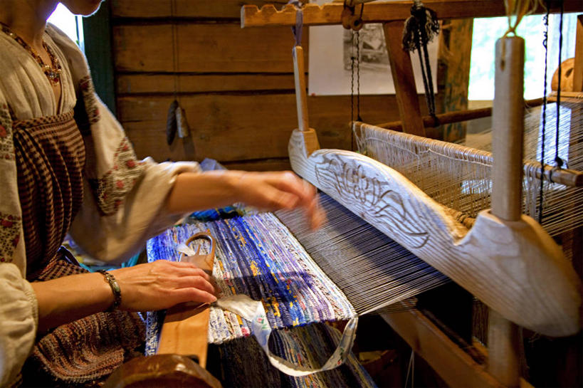 成年人,一个人,横图,俄罗斯,仅一个女性,行人,游客,游人,编织,乡村,路人,旅客,工人,纪念品,做,摄影,手艺,织机,美术工艺,过客,女人,设计,员工,彩图,传统服装,旅行,匠人,劳动者,体力工,传统文化,独联体