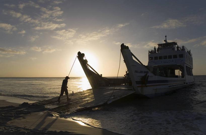 成年人,无人,横图,室外,海洋,日落,船,澳大利亚,沙子,地形,着陆,历史,黄昏,摄影,国家公园,渡轮,清单,剪影,昆士兰州,弗雷泽岛,美术工艺,男人,海滩,彩图,旅行
