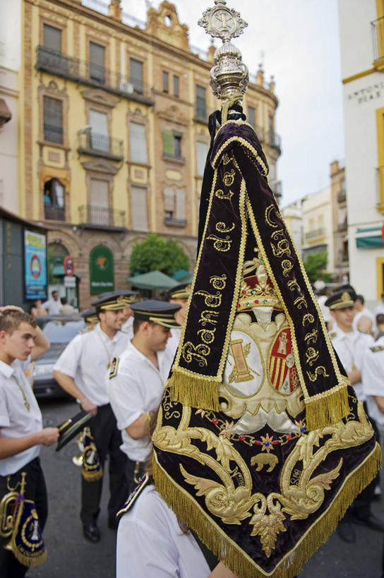 兄弟,竖图,西班牙,欧洲,节日,庆祝,装饰,十字架,文化,车,交通工具,祈祷,健康,许愿,摄影,宗教,彩车,信仰,纪念,华丽,修饰,祈求,点缀,基督教,天主教,载具,游行,安达路西亚,塞维尔,衬托,美观,雅致,雅观,平安,男性,彩图,大教堂