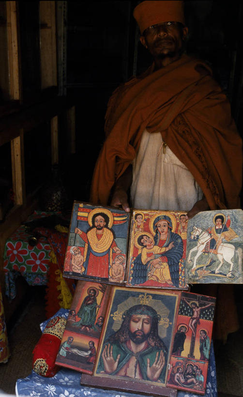 成年人,一个人,牧师,传教士,图书馆,竖图,室外,非洲,埃塞俄比亚,仅一个男性,摄影,宗教,图标,基督教,灵性,东正教,塔纳湖,男人,书,传道者,祭司,教士,神甫,神父,彩图