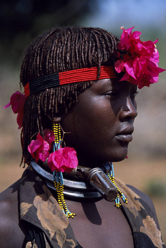 成年人,一个人,妻子,竖图,项链,非洲,埃塞俄比亚,仅一个女性,葫芦,围裙,珠子,粉色,摄影,麻花辫,女人,女性,发型,彩图