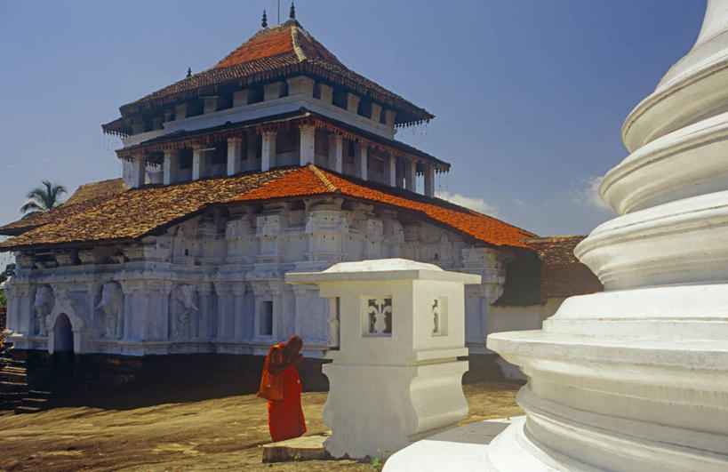 一个人,横图,建筑,斯里兰卡,亚洲,祈祷,摄影,宗教,佛教,康提,印度次大陆,僧侣,彩图,旅行