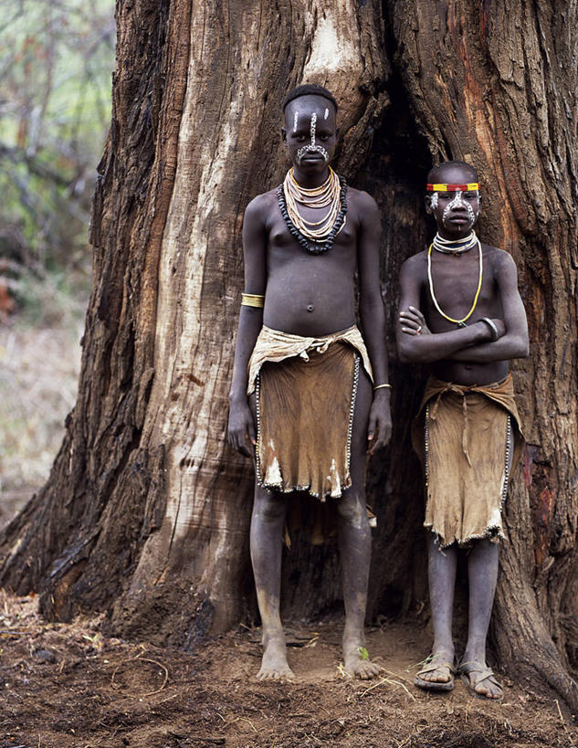 成年人,一个人,竖图,室外,贝壳,项链,珠宝,非洲,埃塞俄比亚,仅一个女性,天牛,珠子,皮革,人体,摄影,复杂,甲虫,肖像,斗篷,非洲文化,紫贝,女人,非洲人,彩图,传统服装,传统文化