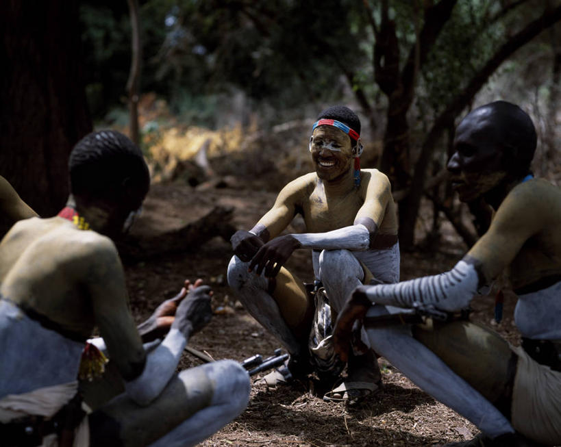 成年人,三个人,人群,微笑,横图,快乐,友谊,非洲,埃塞俄比亚,装饰,束发带,放松,摄影,非洲文化,男人,说话,彩图,传统服装,传统文化