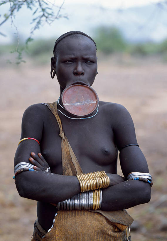 成年人,两个人,丈夫,妻子,竖图,室外,珠宝,埃塞俄比亚,枪支,武器,摄影,手镯,婚姻,来福枪,唇盘,AK47步枪,男人,男性,女人,女性,彩图