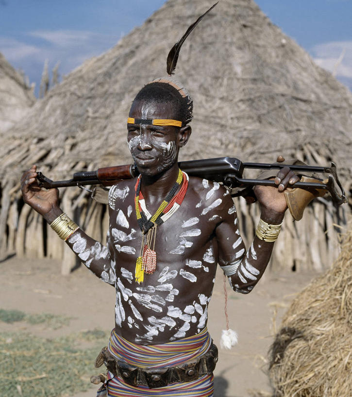 成年人,一个人,竖图,室外,项链,非洲,埃塞俄比亚,仅一个男性,束发带,珠子,武器,摄影,来福枪,军火,男人,彩图,传统服装