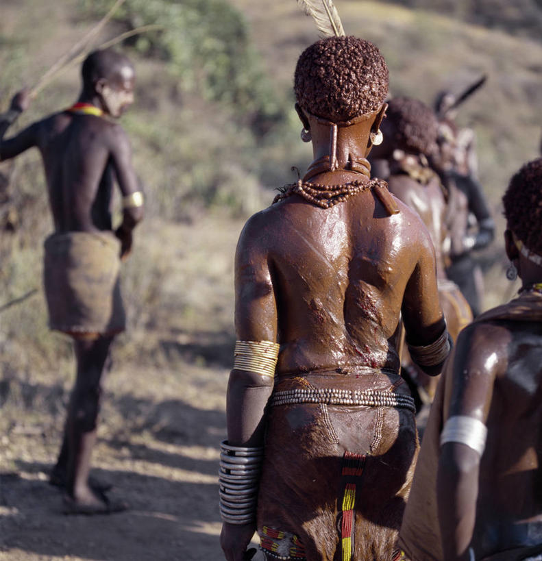 成年人,竖图,非洲,埃塞俄比亚,搅拌器,摄影,痛苦,鞭子,女人,彩图,传统服装,爱,成人仪式