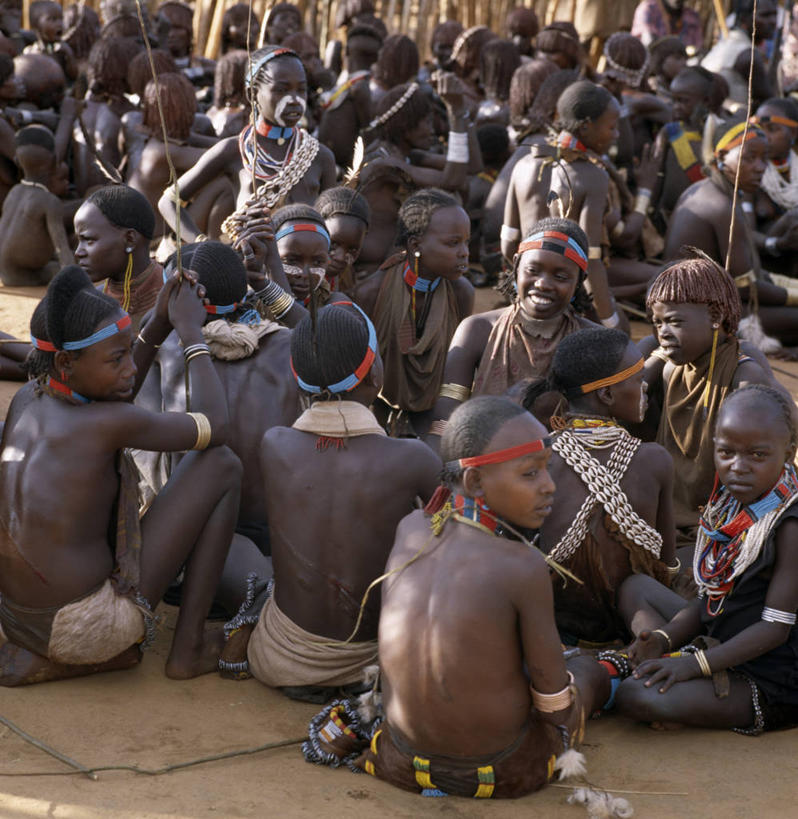 成年人,竖图,裙子,非洲,埃塞俄比亚,庆祝,皮革,市场,摄影,购买,群众,贩卖,女人,彩图,传统服装,游牧民族