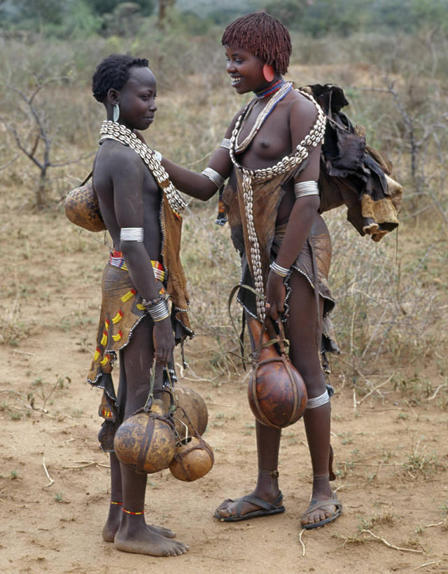 成年人,两个人,说,竖图,裙子,讨论,快乐,非洲,埃塞俄比亚,葫芦,皮革,摄影,紫贝,交流,女人,沟通,讲话,交谈,商讨,说话,谈话,彩图,传统服装,游牧民族