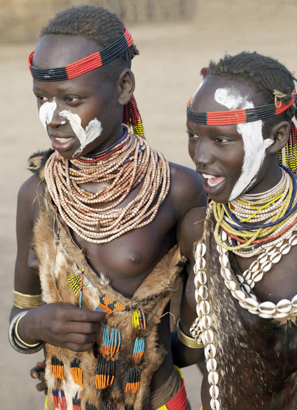 成年人,两个人,笑,竖图,室外,白天,快乐,农业,项链,埃塞俄比亚,珠子,护腕,乐趣,摄影,发辫,麻花辫,保护,享乐,典礼,年轻女性,女人,年轻人,舞者,彩图,传统服装,欢乐,舞蹈,传统文化