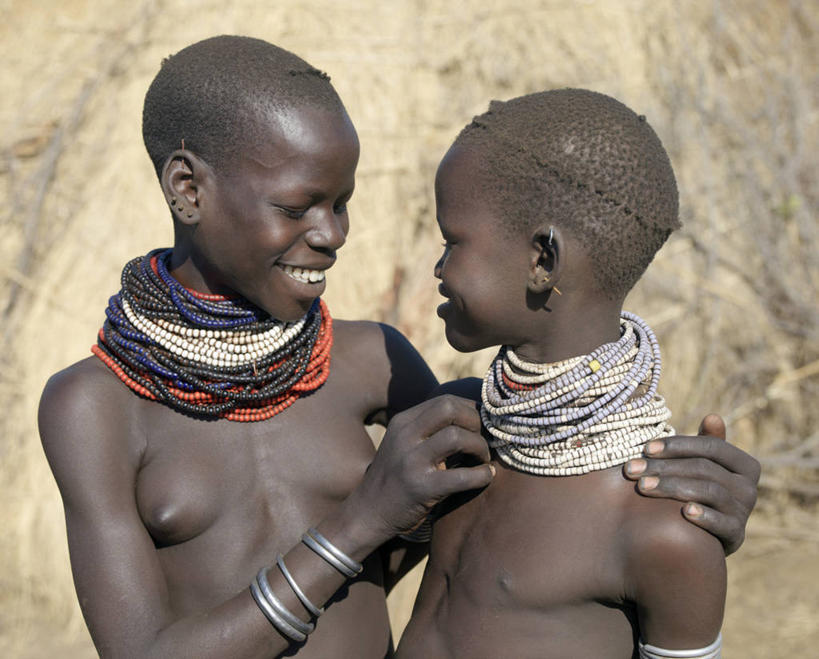 儿童,成年人,两个人,姐妹,横图,室外,裙子,友谊,幸福,项链,珠宝,非洲,埃塞俄比亚,珠子,皮革,黄色,人体,摄影,皮肤,非洲文化,耳饰,女孩,女人,女性,彩图,传统服装,传统文化