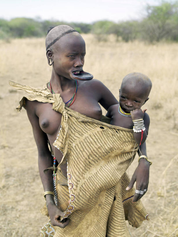 婴儿,儿童,秃头,两个人,家庭,母亲,女儿,儿子,竖图,室外,非洲,埃塞俄比亚,珠子,皮革,温暖,温馨,一家人,摄影,手镯,和睦,非洲文化,光头,无发,彩图,传统服装,融洽,传统文化