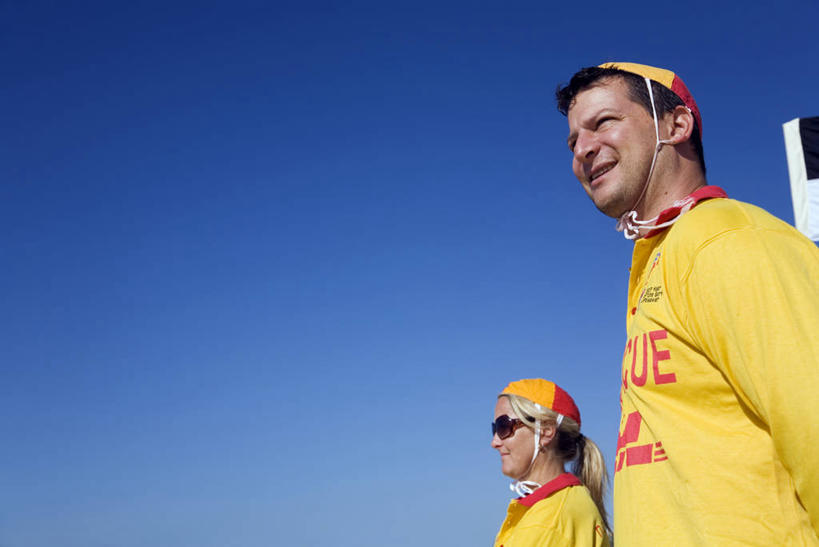 成年人,一个人,救生员,横图,室外,海洋,水,太阳,城市,澳大利亚,沙子,地形,黄色,红色,蓝色,天空,安全带,夏天,摄影,生活方式,观看,协助,太平洋,急救,图标,游泳帽,悉尼,监视,志愿者,新南威尔士,急救包,援救,男人,女人,海滩,彩图,旅行,军官