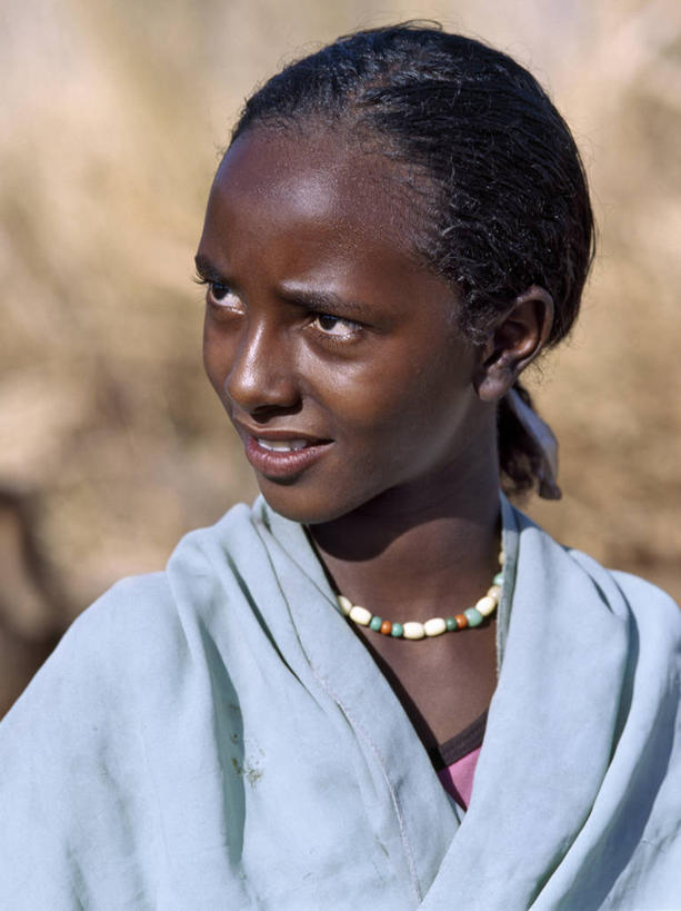 成年人,秃头,一个人,竖图,室外,项链,非洲,埃塞俄比亚,仅一个女性,伸展,珠子,人体,摄影,皮肤,肖像,非洲文化,耳饰,唇盘,女人,光头,无发,彩图,传统服装