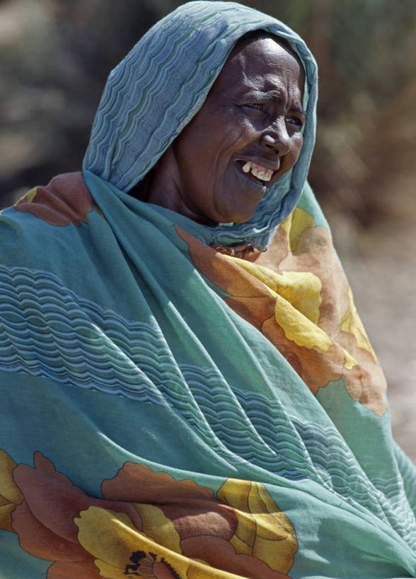 成年人,一个人,微笑,竖图,快乐,苏丹,仅一个女性,头巾,头饰,发饰,摄影,伊斯兰教,肖像,撒哈拉沙漠,女人,彩图