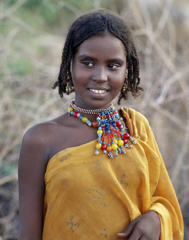 儿童,成年人,一个人,微笑,竖图,温泉,项链,珠宝,非洲,埃塞俄比亚,珠子,痕迹,摄影,发辫,麻花辫,非洲文化,疤痕,耳饰,伤疤,伤痕,项坠,紫贝,女孩,女人,彩图,传统服装,传统文化,美人