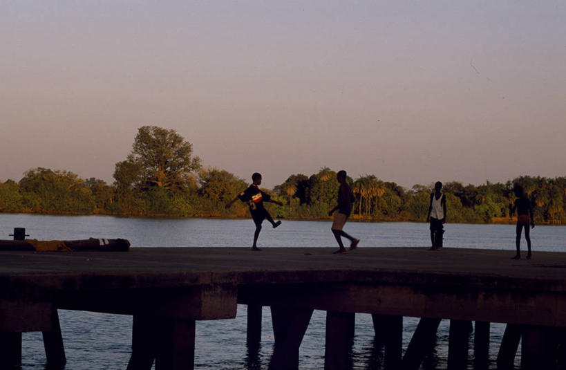 儿童,码头,横图,室外,橄榄球,河流,美景,非洲,冈比亚,景观,自然,社区,景色,放松,摄影,自然风光,西非,男孩,休闲活动,彩图