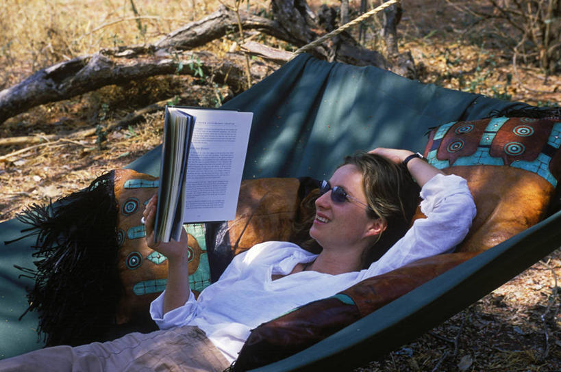 成年人,一个人,横图,室外,旅游,吊床,非洲,坦桑尼亚,仅一个女性,行人,游客,游人,路人,旅客,放松,读书,摄影,露营,卡塔维国家公园,过客,女人,书,彩图,旅行