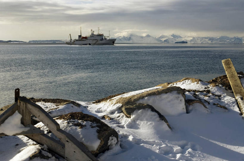 无人,码头,横图,北极,海洋,山,水,雪,港口,船,行人,游客,游人,冰,乡村,冬天,城镇,海湾,路人,旅客,社区,破冰船,寒冷,运输,摄影,客船,过客,讲师,彩图,旅行,摆渡口,埠头,渡口,渡头,港湾,海港,货运码头,口岸,商港