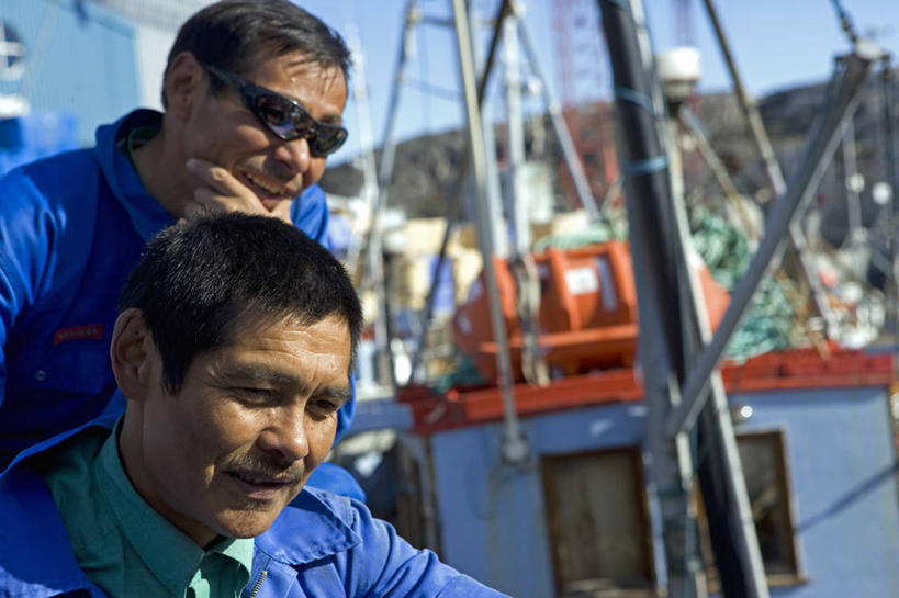 成年人,两个人,微笑,横图,黑白,室外,工作服,渔业,北极,欧洲,裤子,工作,北,太阳镜,背带裤,表,摄影,气象,气候,饭单裤,工装裤,男人,彩图,海港