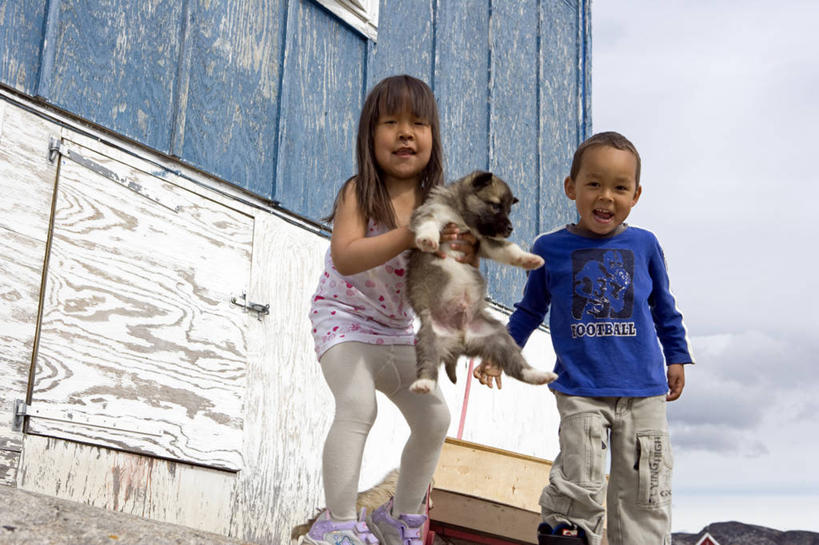 儿童,两个人,家庭,儿子,微笑,横图,室外,友谊,纯洁,北极,美景,狗,欧洲,房屋,景观,乡村,小狗,北,自然,动物,景色,调情,可爱,童年,童趣,摄影,气象,住房,气候,自然风光,雪橇犬,童真,烂漫,无邪,狗屋,天真,男孩,男性,女孩,彩图,小屋,伴侣