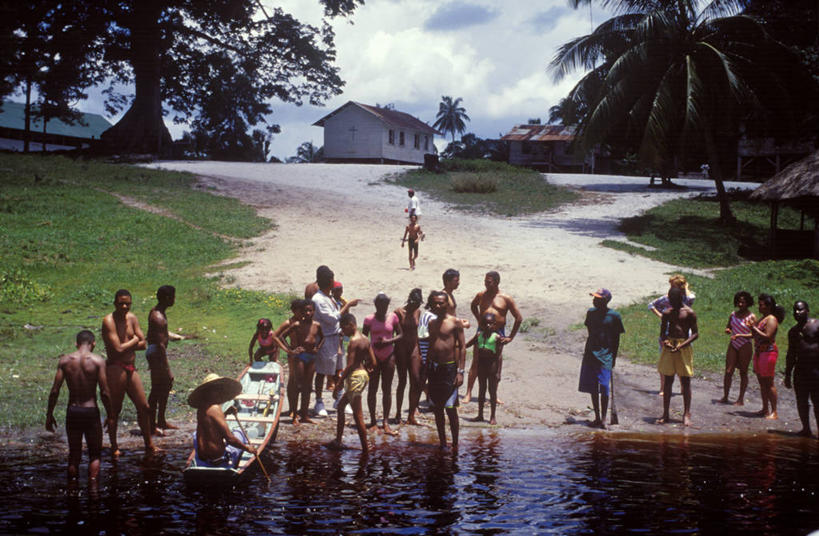游泳,横图,室外,河流,水,船,圭亚那,树,社区,南美,摄影,独木舟,彩图,小屋