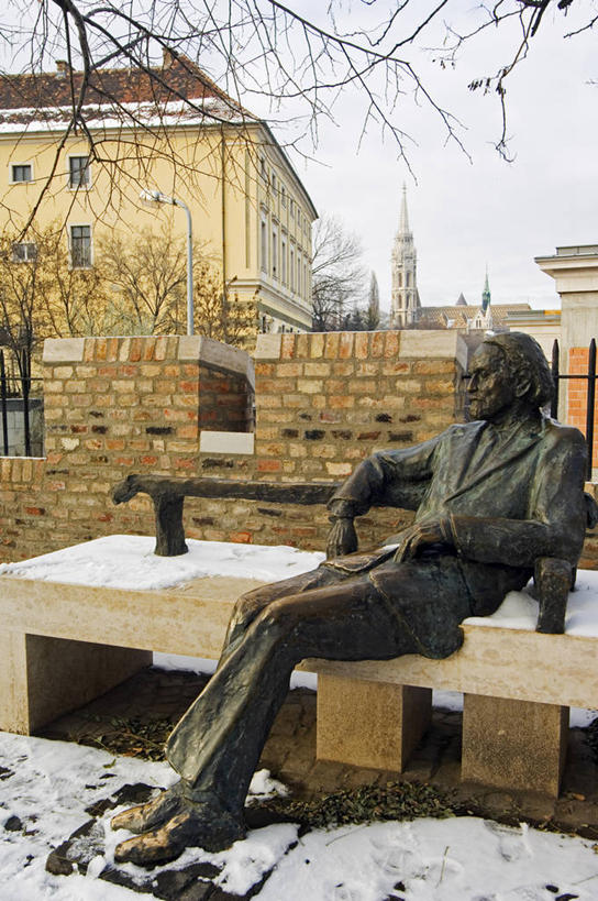 成年人,坐,竖图,室外,雪,城市,欧洲,雕像,首都,铜像,地标建筑,摄影,布达佩斯,东欧,匈牙利共和国,男人,彩图,联合国教科文组织,城堡峰