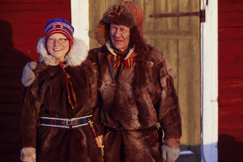 两个人,微笑,横图,北极,瑞典,冬天,人体,摄影,肖像,婚姻,彩图,传统服装,伴侣