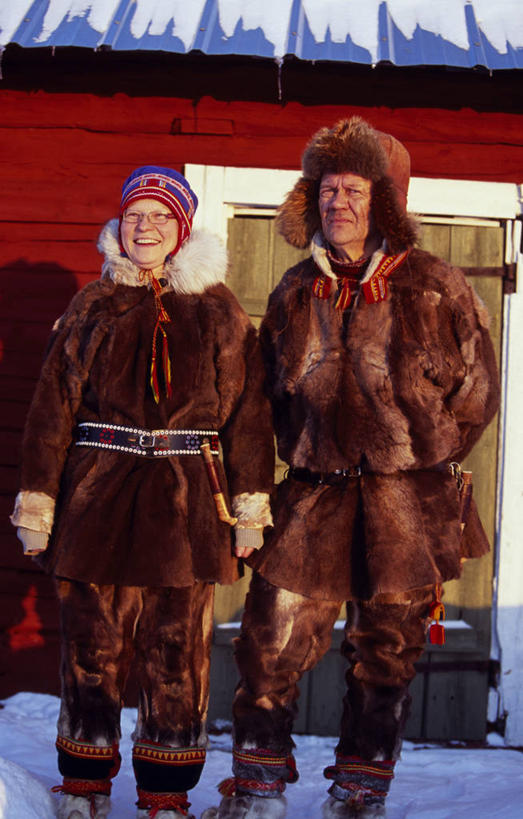 两个人,微笑,竖图,北极,瑞典,冬天,衣服,人体,摄影,肖像,婚姻,彩图,传统服装,伴侣,传统文化