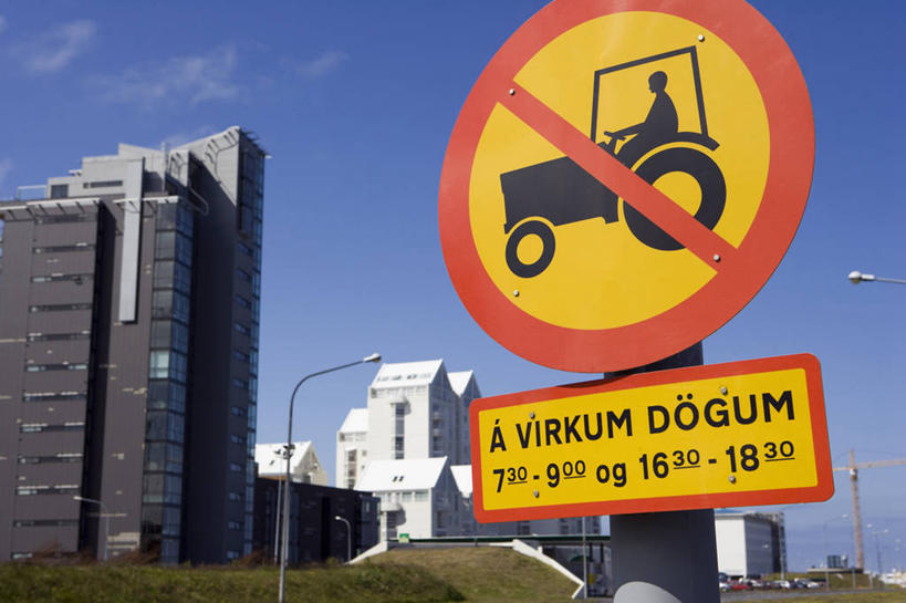 无人,竖图,抽象,探险,北极,海洋,山,水,城市,船,金属制品,雕塑,欧洲,冰岛,艺术,金属,雕像,岛,海岸线,艺术品,海湾,首都,现代,蓝色,天空,地标建筑,大西洋,战争,艺术家,运输,摄影,气象,复杂,气候,客船,北欧,手艺,代表,北半球,万里无云,探险家,雷克雅未克,美术工艺,海滩,彩图,旅行,海港,名声,河口