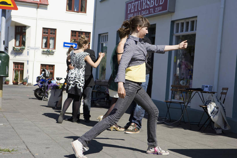 儿童,成年人,学生,站,攀登,竖图,方图,室外,北极,城市,建筑,欧洲,冰岛,艺术,雕像,岛,城镇,纪念碑,首都,历史,蓝色,天空,地标建筑,独立,个性,摄影,纪念,留念,气象,气候,北欧,手艺,身份,怀念,代表,北半球,爱国主义,万里无云,诗人,英雄,雷克雅未克,美术工艺,男人,彩图,名声