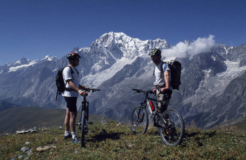 两个人,横图,室外,锻炼,旅游,度假,探险,运动,山,山脉,雪,自行车,法国,意大利,瑞士,欧洲,行人,游客,游人,山顶,山地车,娱乐,极限运动,路人,旅客,车,脚踏车,骑,自然,交通工具,骑车,享受,休闲,放松,摄影,载具,室外运动,户外运动,山地自行车,勃朗峰,阿尔卑斯山脉,过客,冒险,彩图,健身