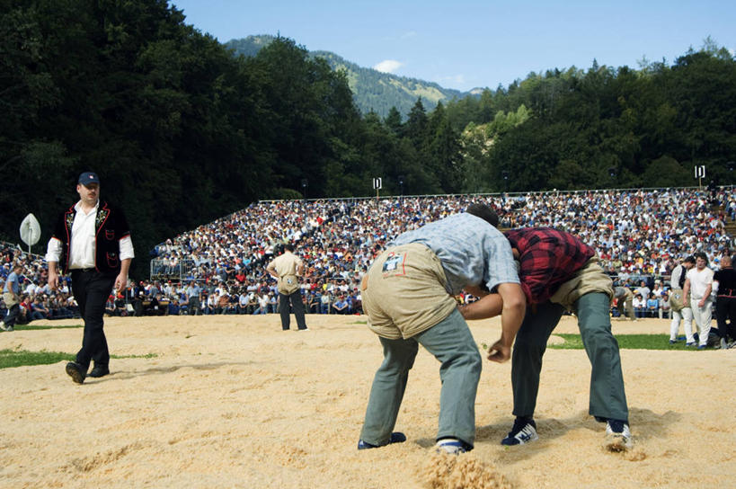 人群,横图,旗帜,瑞士,欧洲,阿尔卑斯山,庆祝,装饰,会议,鼓,乐器,首都,伯尔尼,车,衣服,交通工具,摄影,彩车,生活方式,华丽,修饰,点缀,载具,游行,群众,中欧,衬托,美观,雅致,雅观,瑞士联邦,伯尔尼州,少女峰,因特拉肯,外衣,彩图,传统服装,传统文化