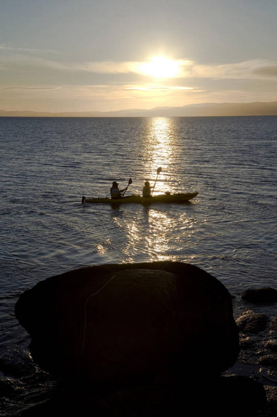 西方人,成年人,中年人,一个人,站,横图,室外,旅游,度假,森林,树林,欧洲,澳大利亚,欧洲人,仅一个男性,行人,游客,游人,沙子,海湾,娱乐,路人,旅客,风景,自然,看,享受,休闲,放松,摄影,活动,动作,国家公园,塔斯马尼亚,监视,视角,背包客,过客,科尔斯湾,男人,白种人,年轻人,海滩,岩石,步行,彩图,酒杯湾,半岛