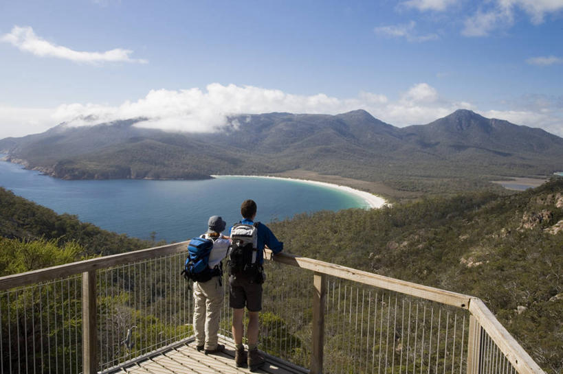 西方人,成年人,中年人,一个人,站,横图,室外,旅游,度假,森林,树林,欧洲,澳大利亚,欧洲人,仅一个男性,行人,游客,游人,沙子,海湾,娱乐,路人,旅客,风景,自然,看,享受,休闲,放松,摄影,活动,动作,国家公园,塔斯马尼亚,监视,视角,背包客,过客,科尔斯湾,男人,白种人,年轻人,海滩,岩石,步行,彩图,酒杯湾,半岛