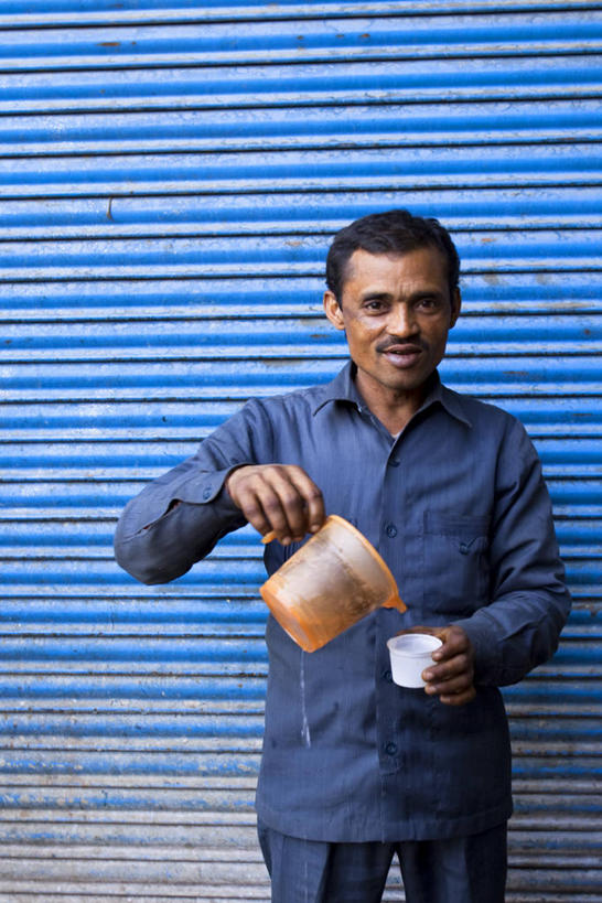 成年人,一个人,竖图,水,印度,亚洲,仅一个男性,倒,喝,市场,饮用水,饮料,蓝色,社区,冷饮,放松,摄影,南亚,印度共和国,旧德里,德里,男人,彩图,旅行,德里国家首都辖区