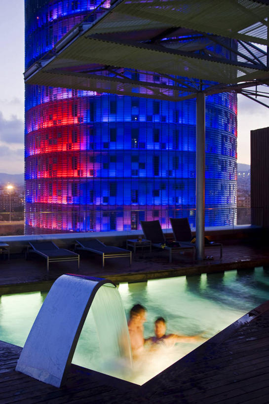 游泳,游泳池,竖图,彩色,室外,水,城市,建筑,酒店,摩天大楼,西班牙,欧洲,巴塞罗那,塔,浪漫,现代,摄影,五颜六色,照亮,色彩斑斓,加泰隆尼亚,五彩缤纷,阿格巴塔,五彩斑斓,五光十色,彩图,旅行,伴侣