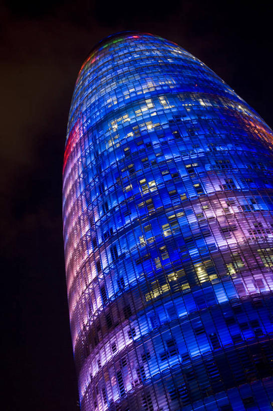 无人,竖图,彩色,室外,城市,建筑,摩天大楼,西班牙,欧洲,巴塞罗那,塔,现代,摄影,五颜六色,照亮,色彩斑斓,加泰隆尼亚,五彩缤纷,阿格巴塔,五彩斑斓,五光十色,彩图,旅行