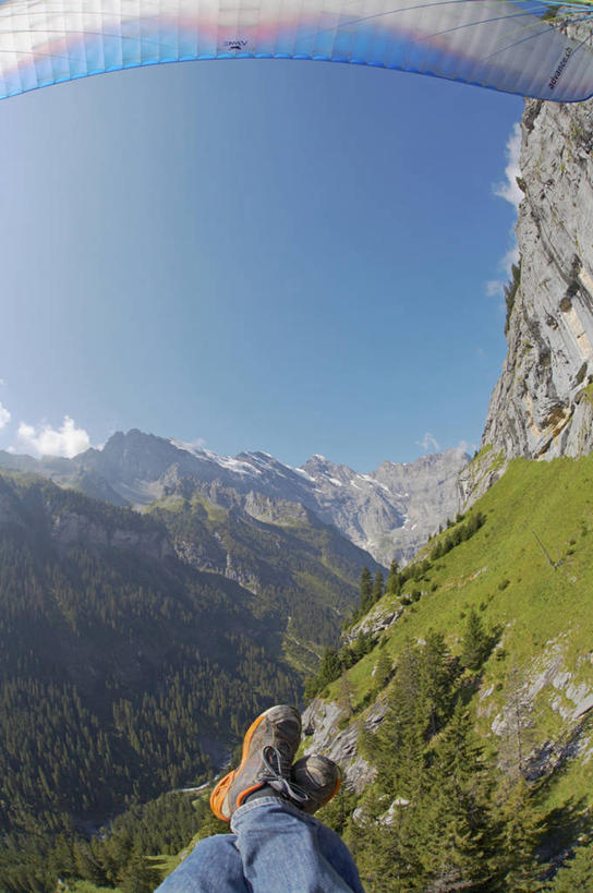 无人,竖图,俯视,航拍,室外,兴奋,运动,牧场,瀑布,森林,山,山脉,树林,瑞士,欧洲,阿尔卑斯山,悬崖,山谷,树,滑翔,摄影,鸟瞰,阿尔卑斯山脉,劳特布龙嫩,冒险,岩石,彩图,高角度拍摄