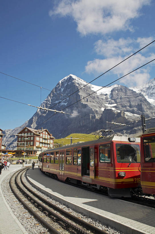 成年人,一个人,横图,室外,旅游,度假,草地,山,山脉,瑞士,欧洲,阿尔卑斯山,仅一个女性,地形,娱乐,草,绿色,风景,享受,休闲,放松,摄影,阿尔卑斯山脉,少女峰,艾格峰,冒险,女人,步行,彩图