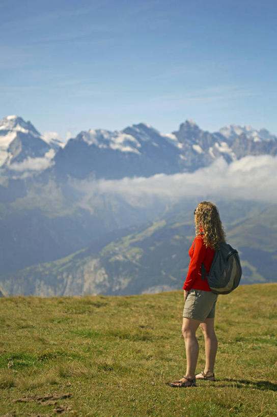成年人,一个人,竖图,室外,旅游,度假,草地,山,山脉,瑞士,欧洲,阿尔卑斯山,仅一个女性,地形,娱乐,草,绿色,风景,享受,休闲,放松,摄影,阿尔卑斯山脉,少女峰,艾格峰,冒险,女人,步行,彩图