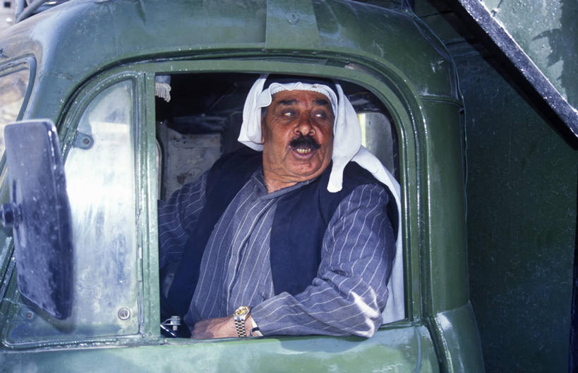 成年人,一个人,司机,横图,窗户,路,叙利亚,仅一个男性,头巾,头饰,首都,衣服,社区,摄影,马甲,大马士革,阿勒颇,男人,小胡子,驾驶员,彩图,传统文化,商用车