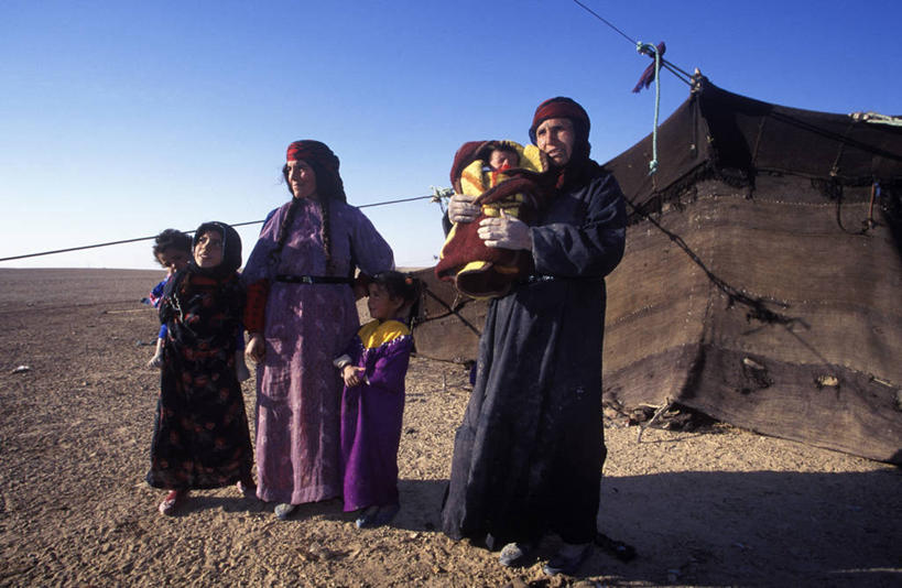 婴儿,儿童,成年人,家庭,母亲,横图,室外,叙利亚,帐篷,乡村,衣服,社区,温暖,温馨,一家人,摄影,和睦,住房,露营,女人,彩图,融洽,传统文化,贝多因人